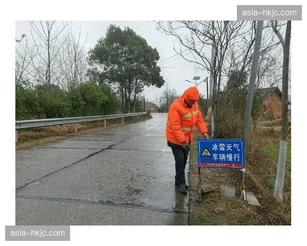 天气花絮：马赛主场突降小雨，工作人员紧急铺设防滑材料