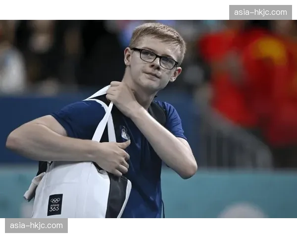 温情一幕：对手意外受伤，法国选手主动放弃进攻上前查看