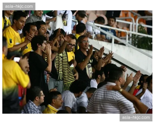 看台上的无声战争：两国球迷用歌声与旗帜支持各自球队