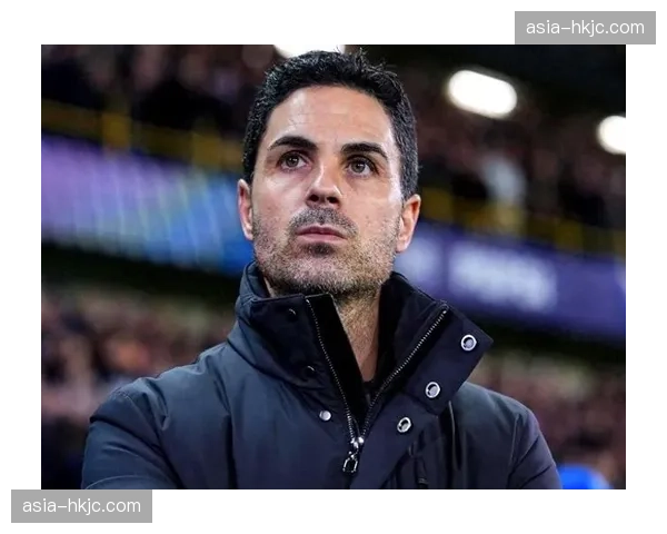 战术板:镜头捕捉到阿尔特塔向场内队员比划手势,要求提高横向转移速度 战术板:镜头捕捉到阿尔特塔向场内队员比划手势,要求提高横向转移速度