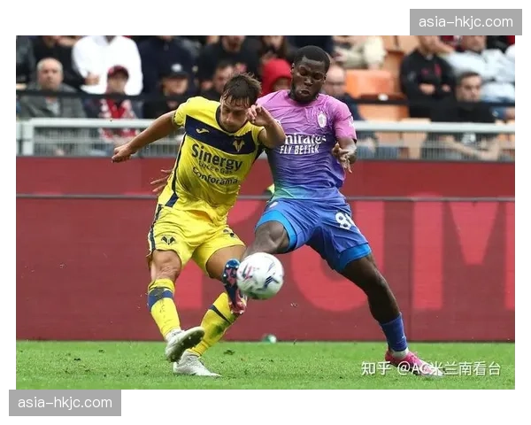 特写瞬间：维罗纳队长在成功完成一次关键铲断后，向看台做出“稳住”的手势