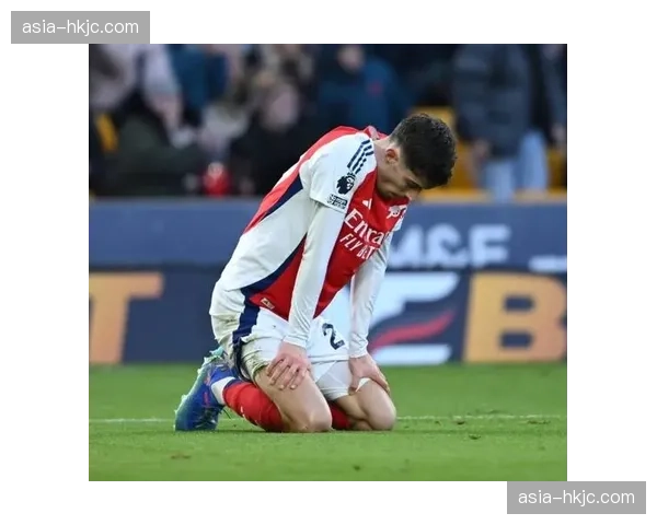 进球后，哈弗茨冲向角旗区与患有重病的小球迷庆祝